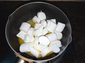 锅最小火加热，放入黄油，加入少许盐（中和甜味，可不放）