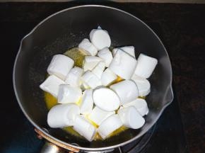 锅最小火加热，放入黄油，加入少许盐（中和甜味，可不放）