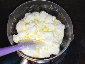 放入棉花糖，加热搅拌融化