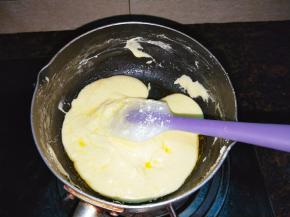 倒入奶粉，混合均匀，关火