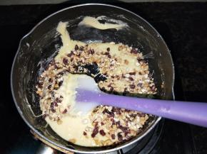 倒入坚果仁碎迅速拌匀