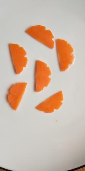 然后切薄片，还是两片一组下边不要切断（胡萝卜稍硬展开容易断，可以撒少许盐腌制几分钟就可以了）