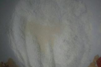 首先黑米面团，黑米粉加面粉加酵母搅拌均匀