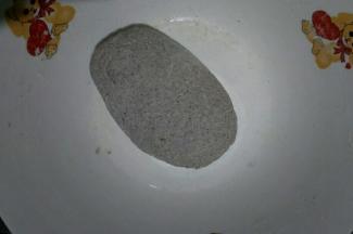 揉成光滑面团盖保鲜膜醒发2~3小时