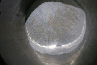 白色面团，普通面粉加酵母搅拌均匀