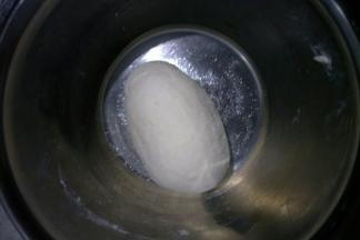 揉成光滑面团盖保鲜膜醒发2~3小时