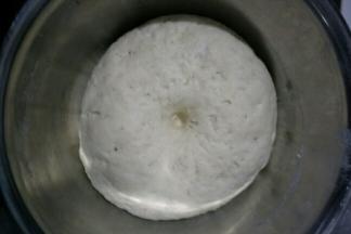 醒发好的白色面团，同样是原来的1.5~2倍大，指头戳洞不回缩即可