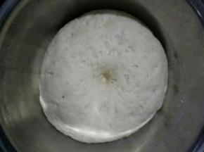 醒发好的白色面团，同样是原来的1.5~2倍大，指头戳洞不回缩即可