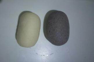 把两块面团分别揉搓排出气泡，可撒适量干面粉防粘