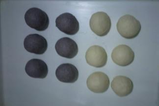 将两块面团分别等分成6等份