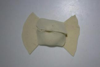 香对的两头折起，中间捏紧