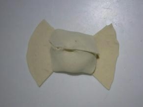 香对的两头折起，中间捏紧