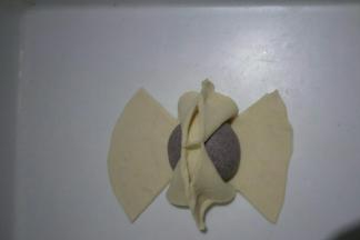 将两头分别捏起