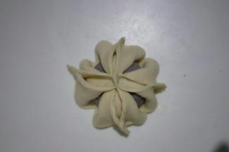 另外相对的两边也是如此折起捏紧，成形