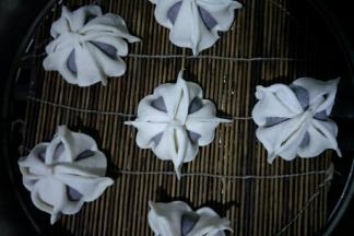 依次做好后放入蒸屉，冷水下锅开大火，水开后再蒸25~30分钟，关火闷3分钟，即可