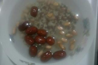 除冰糖外所有米类淘洗干净，用清水浸泡5~6小时(可以晚上泡了早上煮)