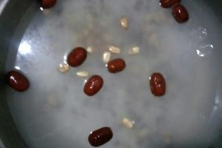 所有米类放入锅中，加入适量清水(约2000克)