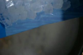 加入冰糖，开大火，水开后换中火再煮35分钟左右，注意不要糊锅