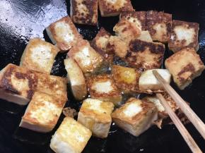 捞出沥干油，备用