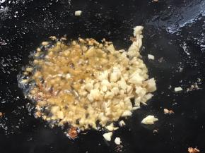 锅留底油，爆香蒜末