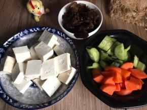 洗净备好食材，豆腐切成小块，黄瓜和胡萝卜切成块
