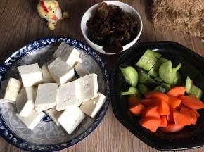 洗净备好食材，豆腐切成小块，黄瓜和胡萝卜切成块
