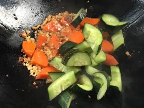 加入黄瓜炒断生