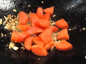 放入胡萝卜炒断生