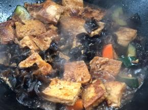 开盖，加入胡椒粉、味精炒均匀即可