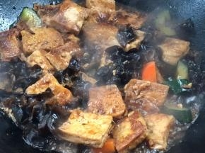 开盖，加入胡椒粉、味精炒均匀即可