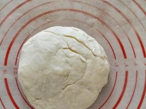 面粉加入清水，揉成教硬的面团。