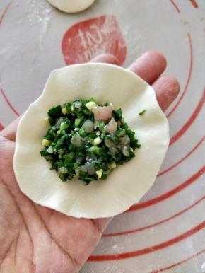 放入适量韭菜馅。