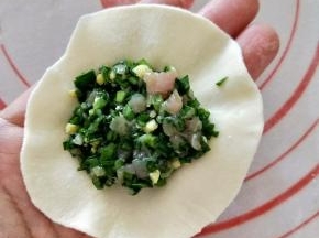 放入适量韭菜馅。