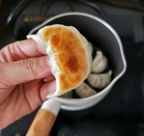 慢慢剪到饺子底部金黄，如图。