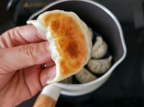 慢慢剪到饺子底部金黄，如图。