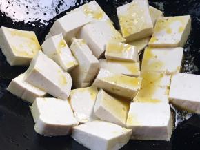 放入豆腐煎至两面金黄色