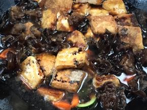 加入黑木耳、老抽、水。大火烧开后转中火焖5分钟左右