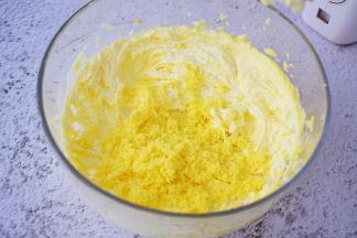 把熟蛋黄过筛加入