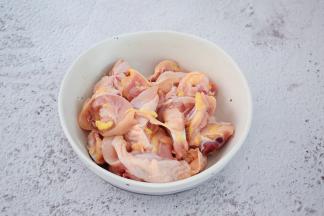 把鸡腿肉放入可以上锅蒸的容器中