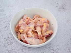 把鸡腿肉放入可以上锅蒸的容器中