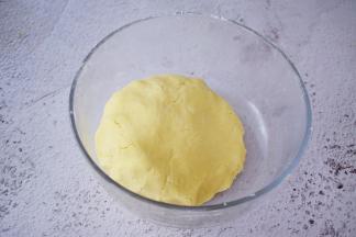 用刮刀拌匀，再用手揉成团