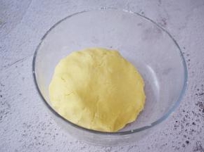用刮刀拌匀，再用手揉成团