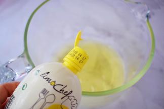 蛋清中加入柠檬汁，用电动打蛋器打至粗泡