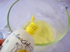 蛋清中加入柠檬汁，用电动打蛋器打至粗泡