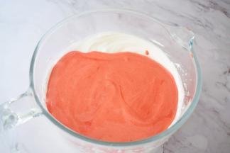 再把拌匀的蛋黄糊倒回蛋白霜中，翻拌或上下拌匀