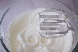 提起打蛋器有小尖角即可，称为蛋白霜