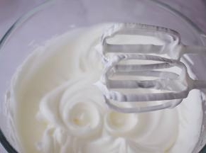 提起打蛋器有小尖角即可，称为蛋白霜