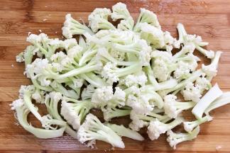 花菜沥干水分，继续用刀切好。