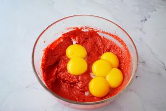 加入蛋黄，搅拌均匀