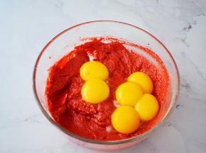 加入蛋黄，搅拌均匀